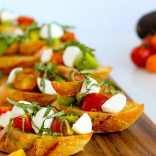Tomato-Mozzarella Lunch Bruschetta