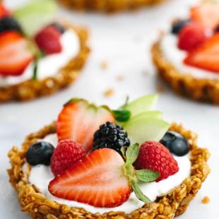 Breakfast Granola Fruit Tart with Greek Yogurt